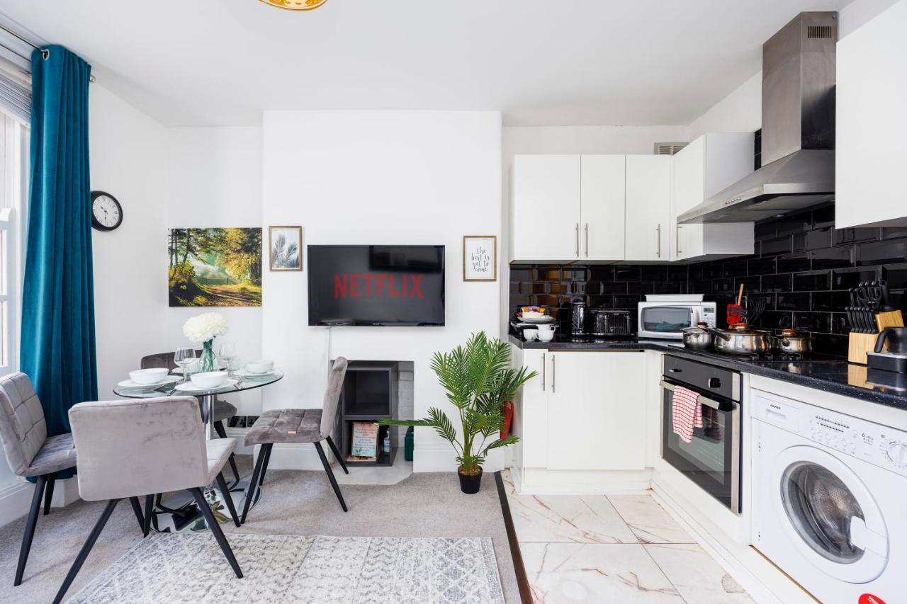 2 Bed Apartment Лондон Екстериор снимка